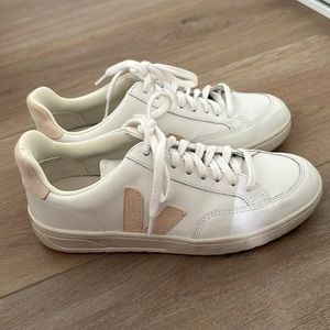 Veja V-12 Size 8.5 women’s